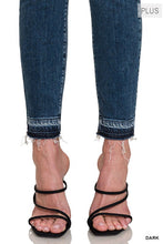 Load image into Gallery viewer, PLUS HIGH RISE CROPPED SKINNY DENIM PANTS
