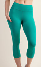 Load image into Gallery viewer, Butter Soft Capri Leggings with Side Pockets

